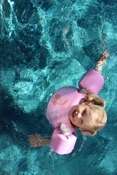 Lichtroze floatie jacket met kersenthema van Sunnylife voor kinderen van 3 tot 6 jaar – met vaste armbandjes en rugsluiting | Ontdek Sunnylife bij Little Fashion Addict