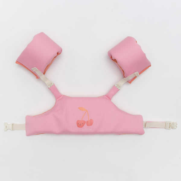 Lichtroze floatie jacket met kersenthema van Sunnylife voor kinderen van 3 tot 6 jaar – met vaste armbandjes en rugsluiting | Ontdek Sunnylife bij Little Fashion Addict