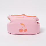 Lichtroze floatie jacket met kersenthema van Sunnylife voor kinderen van 3 tot 6 jaar – met vaste armbandjes en rugsluiting | Ontdek Sunnylife bij Little Fashion Addict