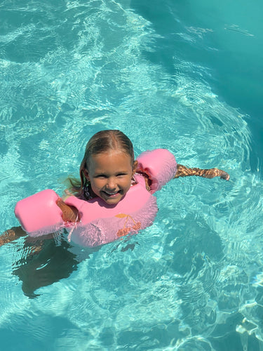 Lichtroze floatie jacket met kersenthema van Sunnylife voor kinderen van 3 tot 6 jaar – met vaste armbandjes en rugsluiting | Ontdek Sunnylife bij Little Fashion Addict