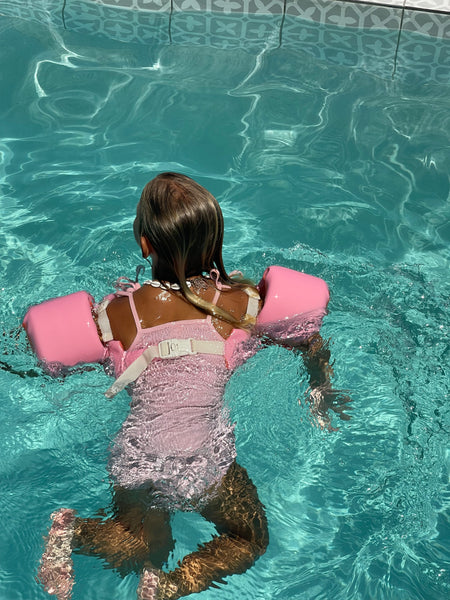 Lichtroze floatie jacket met kersenthema van Sunnylife voor kinderen van 3 tot 6 jaar – met vaste armbandjes en rugsluiting | Ontdek Sunnylife bij Little Fashion Addict