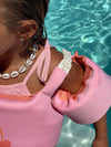Lichtroze floatie jacket met kersenthema van Sunnylife voor kinderen van 3 tot 6 jaar – met vaste armbandjes en rugsluiting | Ontdek Sunnylife bij Little Fashion Addict