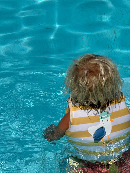 Sunnylife zwemvest in geel-wit Sid the Seagull design – geschikt voor kinderen van 2 tot 3 jaar (15–18 kg) | Ontdek Sunnylife bij Little Fashion Addict