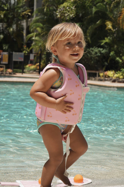 Zwemvest voor baby’s en peuters van 1 tot 2 jaar in roze Cotton Candy Pink kleur van Sunnylife | Sunnylife is verkrijgbaar bij Little Fashion Addict