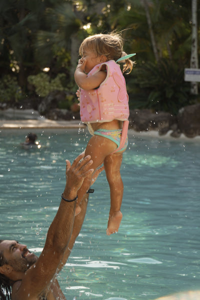 Zwemvest voor peuters van 2 tot 3 jaar in roze Cotton Candy Cherry design van Sunnylife | Ontdek Sunnylife bij Little Fashion Addict