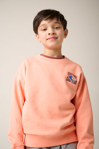 Zalmkleurige jongenssweater met surfprint van Tumble ’n Dry | Alice Springs sweater Tumble 'n Dry - verkrijgbaar bij Little Fashion Addict