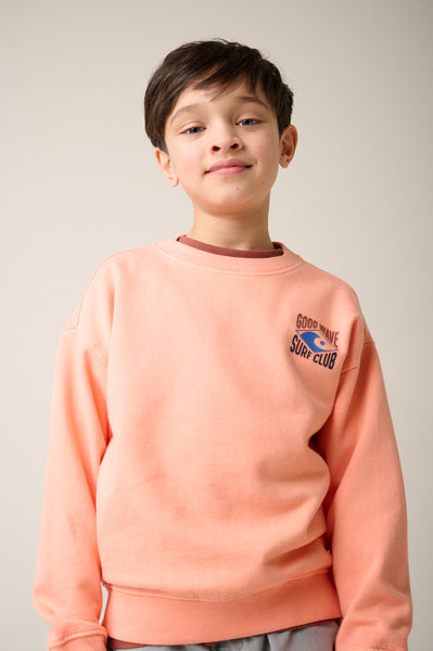 Zalmkleurige jongenssweater met surfprint van Tumble ’n Dry | Alice Springs sweater Tumble 'n Dry - verkrijgbaar bij Little Fashion Addict