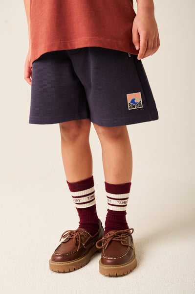 Donkerblauwe jongensshort in wafelstof van Tumble ’n Dry | Southport Shorts Blue van Tumble 'n Dry - verkrijgbaar bij Little Fashion Addict