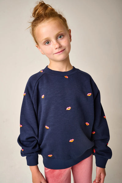 Donkerblauwe meisjes sweater van Tumble ’n Dry met geborduurde lipjes | Bisous sweater Navy Blazer van Tumble 'n Dry - verkrijgbaar bij Little Fashion Addict