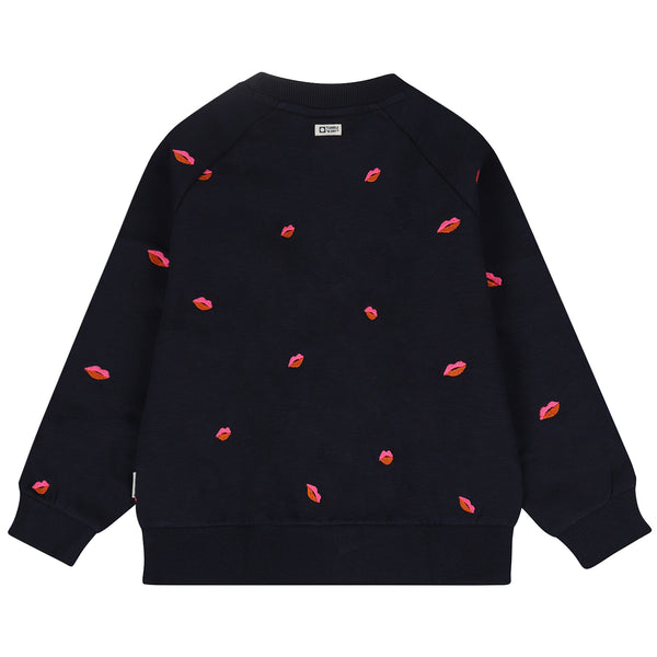 Donkerblauwe meisjes sweater van Tumble ’n Dry met geborduurde lipjes | Bisous sweater Navy Blazer van Tumble 'n Dry - verkrijgbaar bij Little Fashion Addict