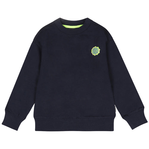 Donkerblauwe Jongenssweater met kleine patch vooraan en op de achterkant een grote skateboardprint van Tumble 'n Dry | Heelflip Sweater Navy Blazer