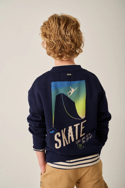 Donkerblauwe Jongenssweater met kleine patch vooraan en op de achterkant een grote skateboardprint van Tumble 'n Dry | Heelflip Sweater Navy Blazer