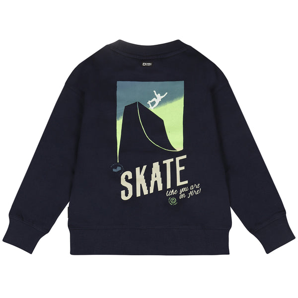 Donkerblauwe Jongenssweater met kleine patch vooraan en op de achterkant een grote skateboardprint van Tumble 'n Dry | Heelflip Sweater Navy Blazer