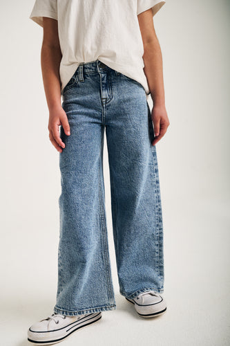 Meisjesjeans in lichtblauwe stonewashed denim met wide-leg pasvorm van Tumble ’n Dry. Trendy en comfortabel, ideaal voor school of vrije tijd.