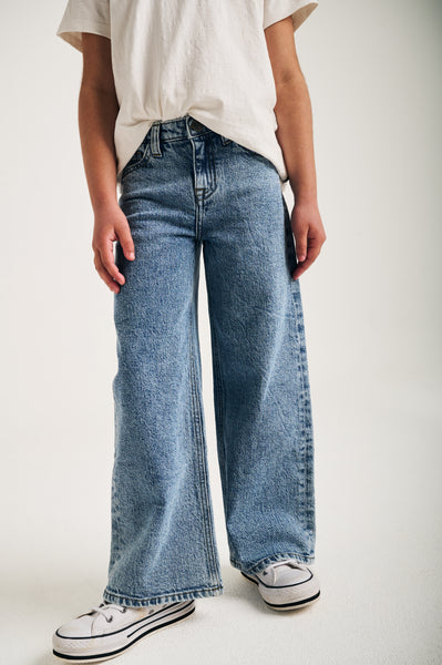 Meisjesjeans in lichtblauwe stonewashed denim met wide-leg pasvorm van Tumble ’n Dry. Trendy en comfortabel, ideaal voor school of vrije tijd.