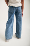 Meisjesjeans in lichtblauwe stonewashed denim met wide-leg pasvorm van Tumble ’n Dry. Trendy en comfortabel, ideaal voor school of vrije tijd.