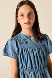 Denimblauw jurkje van Wander & Wonder met geborduurde kersen en pofmouwen voor meisjes. | Freya Dress Washed Indigo | Verkrijgbaar bij Little Fashion Addict