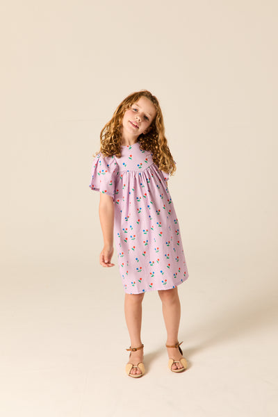 Lila jurkje van Wander & Wonder met bloemenprint en flutter mouwen voor meisjes. | Bryony Dress Lila disty | Verkrijgbaar bij Little Fashion Addict