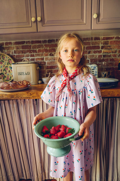 Lila jurkje van Wander & Wonder met bloemenprint en flutter mouwen voor meisjes. | Bryony Dress Lila disty | Verkrijgbaar bij Little Fashion Addict