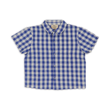 Jongenshemd van Wander & Wonder met blauw-witte ruitjesprint en korte mouwen. | Summer Shirt Wisteria Gingham | Verkrijgbaar bij Little Fashion Addict