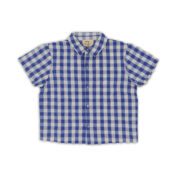 Jongenshemd van Wander & Wonder met blauw-witte ruitjesprint en korte mouwen. | Summer Shirt Wisteria Gingham | Verkrijgbaar bij Little Fashion Addict