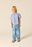 Jongenshemd van Wander & Wonder met blauw-witte ruitjesprint en korte mouwen. | Summer Shirt Wisteria Gingham | Verkrijgbaar bij Little Fashion Addict