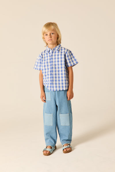 Jongenshemd van Wander & Wonder met blauw-witte ruitjesprint en korte mouwen. | Summer Shirt Wisteria Gingham | Verkrijgbaar bij Little Fashion Addict