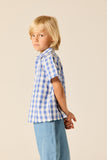 Jongenshemd van Wander & Wonder met blauw-witte ruitjesprint en korte mouwen. | Summer Shirt Wisteria Gingham | Verkrijgbaar bij Little Fashion Addict