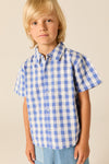 Jongenshemd van Wander & Wonder met blauw-witte ruitjesprint en korte mouwen. | Summer Shirt Wisteria Gingham | Verkrijgbaar bij Little Fashion Addict