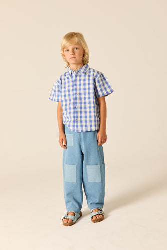 Lichtblauwe denim broek voor jongens en meisjes van Wander & Wonder met patchwork zakken. | Denim Patchwork Jeans Washed Denim | Verkrijgbaar bij Little Fashion Addict