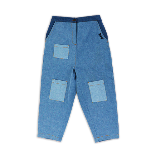 Lichtblauwe denim broek voor jongens en meisjes van Wander & Wonder met patchwork zakken. | Denim Patchwork Jeans Washed Denim | Verkrijgbaar bij Little Fashion Addict