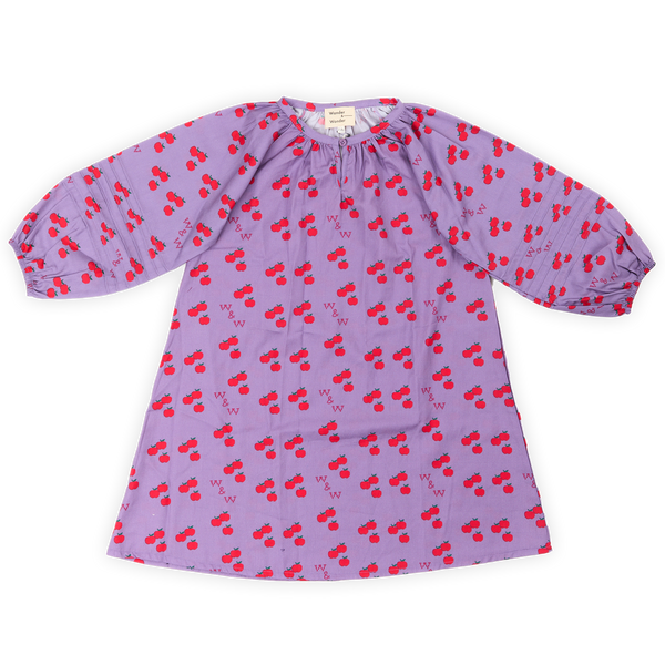 Chelsea Dress Mauve Apple van Wander & Wonder – mauve kleedje met kleine rode appeltjes en ballonmouwen. | Ontdek Wander & Wonder bij Little Fashion Addict