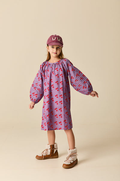 Chelsea Dress Mauve Apple van Wander & Wonder – mauve kleedje met kleine rode appeltjes en ballonmouwen. | Ontdek Wander & Wonder bij Little Fashion Addict