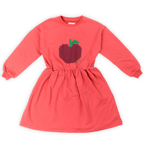 Big Apple Sweat Dress Rhubarb van Wander & Wonder – rood sweatjurkje met pixel appelprint en elastische taille | Ontdek Wander & Wonder bij Little Fashion Addict