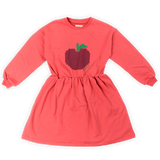 Big Apple Sweat Dress Rhubarb van Wander & Wonder – rood sweatjurkje met pixel appelprint en elastische taille | Ontdek Wander & Wonder bij Little Fashion Addict