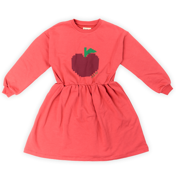 Big Apple Sweat Dress Rhubarb van Wander & Wonder – rood sweatjurkje met pixel appelprint en elastische taille | Ontdek Wander & Wonder bij Little Fashion Addict