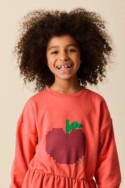 Big Apple Sweat Dress Rhubarb van Wander & Wonder – rood sweatjurkje met pixel appelprint en elastische taille | Ontdek Wander & Wonder bij Little Fashion Addict