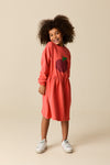 Big Apple Sweat Dress Rhubarb van Wander & Wonder – rood sweatjurkje met pixel appelprint en elastische taille | Ontdek Wander & Wonder bij Little Fashion Addict