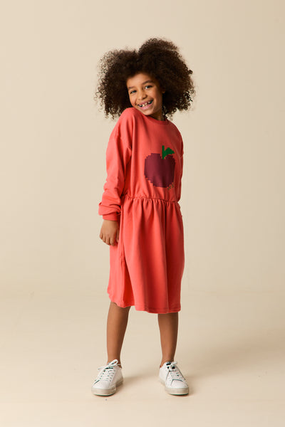 Big Apple Sweat Dress Rhubarb van Wander & Wonder – rood sweatjurkje met pixel appelprint en elastische taille | Ontdek Wander & Wonder bij Little Fashion Addict