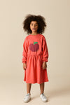 Big Apple Sweat Dress Rhubarb van Wander & Wonder – rood sweatjurkje met pixel appelprint en elastische taille | Ontdek Wander & Wonder bij Little Fashion Addict