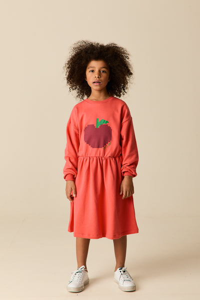 Big Apple Sweat Dress Rhubarb van Wander & Wonder – rood sweatjurkje met pixel appelprint en elastische taille | Ontdek Wander & Wonder bij Little Fashion Addict