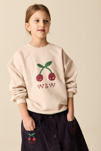 Ecru sweater voor meisjes van Wander & Wonder met kersenprint en W&W logo