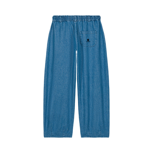 We Are Kids Elia denim broek blauw – wijde kinderbroek in denim met elastische tailleband, zijzakken en geborduurd logo op de achterzak | Ontdek We Are Kids bij Little Fashion Addict