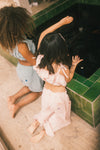 Pantalon Elia Pink Checks van We Are Kids – Vrolijke lichtroze meisjesbroek met ruitjespatroon, gemaakt van biologisch katoen | Verkrijgbaar bij Little Fashion Addict