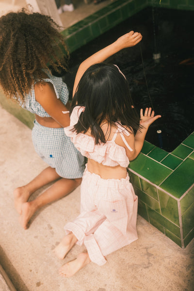 Pantalon Elia Pink Checks van We Are Kids – Vrolijke lichtroze meisjesbroek met ruitjespatroon, gemaakt van biologisch katoen | Verkrijgbaar bij Little Fashion Addict