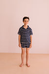 Polo Leonard Navy Stripes | Gestreepte donkerblauwe polo voor jongens met losse fit van We Are Kids | Verkrijgbaar bij Little Fashion Addict