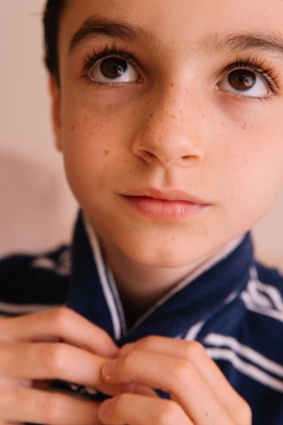 Polo Leonard Navy Stripes | Gestreepte donkerblauwe polo voor jongens met losse fit van We Are Kids | Verkrijgbaar bij Little Fashion Addict