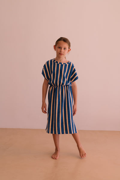 Robe April Dolce Vita Stripes | gestreepte badstof jurk blauw en roze voor meisjes We Are Kids | Verkrijgbaar bij Little FashionA Addict
