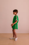 Sportieve jongensshort Paul Vibrant Green van We Are Kids - Verkrijgbaar bij Little Fashion Addict.
