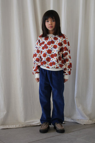 Rode meisjessweater met groot bloemenpatroon, gemaakt van 100% biologisch katoen uit de Sweet World collectie van We Are Kids. | Verkrijgbaar bij Little Fashion Addict